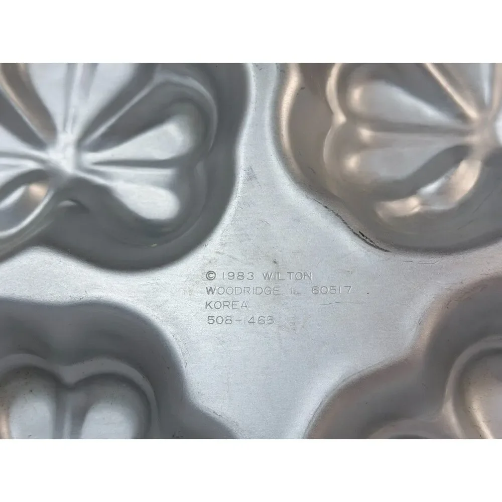 Wilton Shamrock Aluminum Cake Pan 6 Cavity Mold 1983 Cupcake Lucky 3D Clover